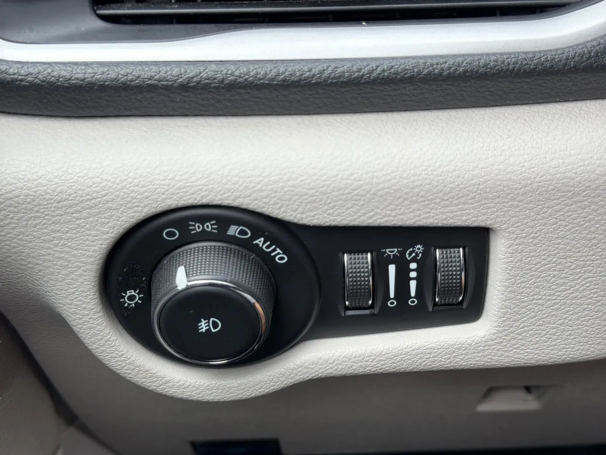 2023 Chrysler Pacifica Plug-In Hybrid Touring L thumbnail 13