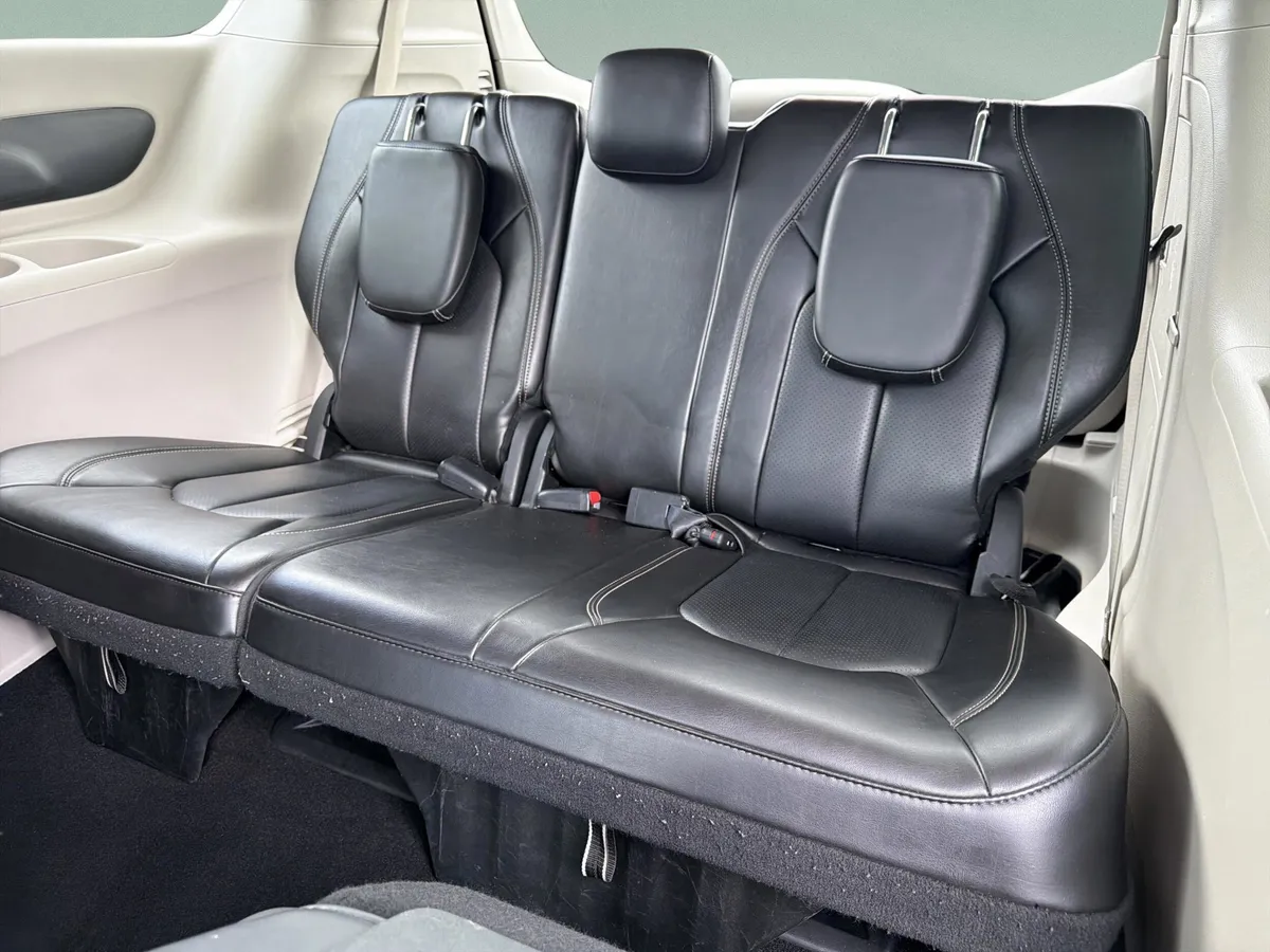 2023 Chrysler Pacifica Plug-In Hybrid Touring L thumbnail 14