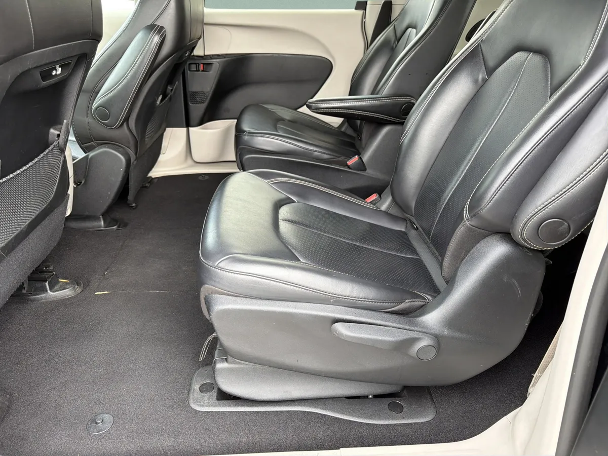 2023 Chrysler Pacifica Plug-In Hybrid Touring L thumbnail 15