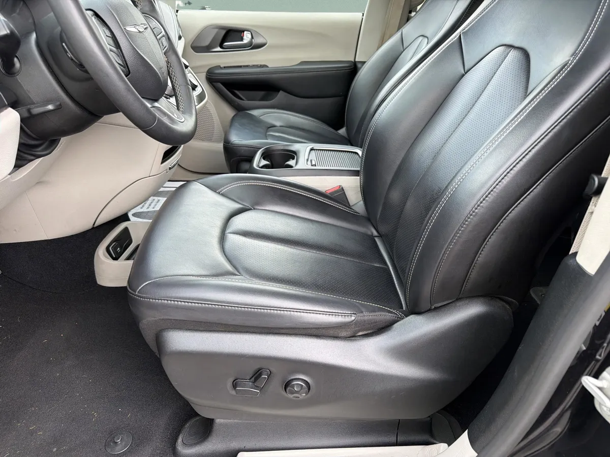 2023 Chrysler Pacifica Plug-In Hybrid Touring L thumbnail 16