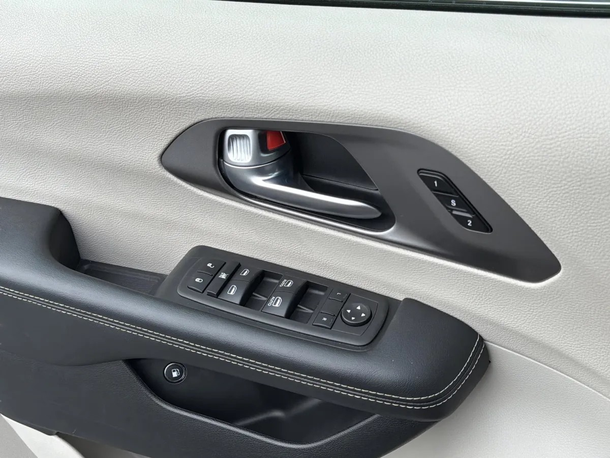 2023 Chrysler Pacifica Plug-In Hybrid Touring L thumbnail 17