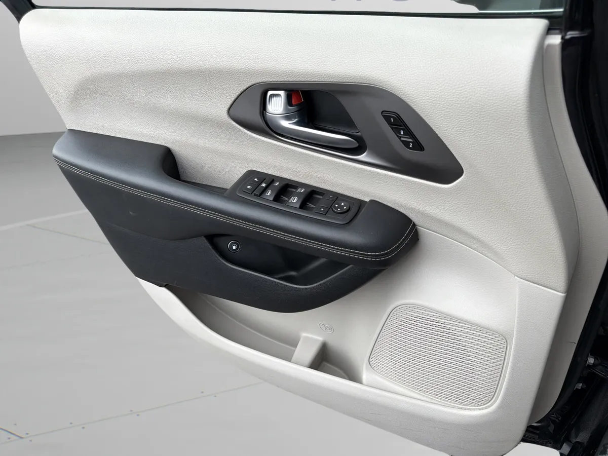 2023 Chrysler Pacifica Plug-In Hybrid Touring L thumbnail 18