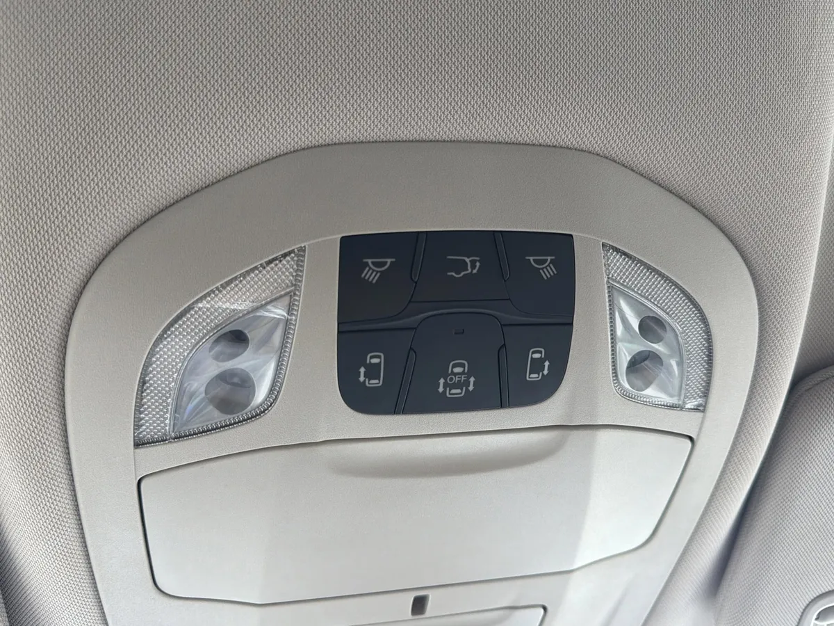 2023 Chrysler Pacifica Plug-In Hybrid Touring L thumbnail 19