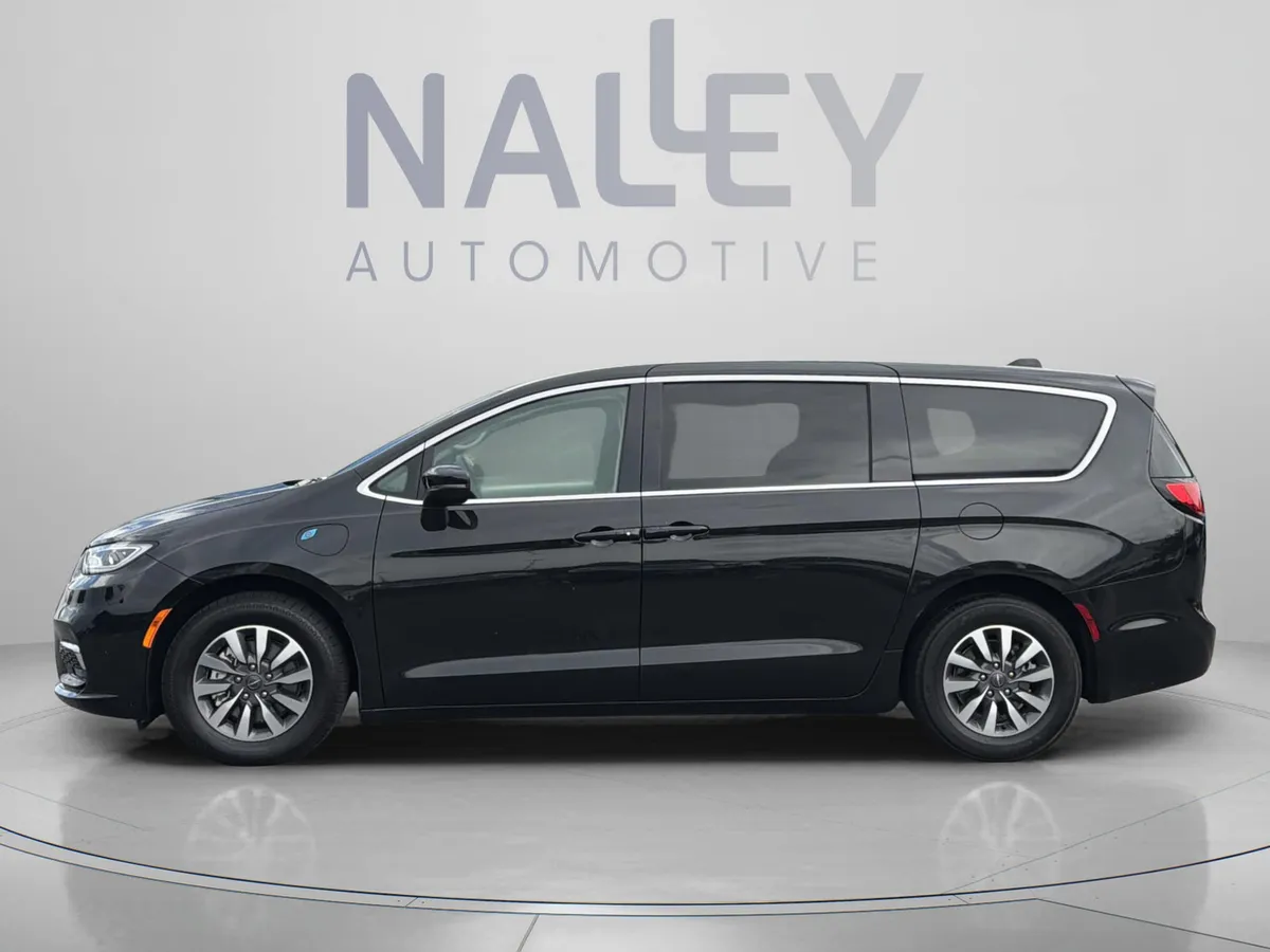 2023 Chrysler Pacifica Plug-In Hybrid Touring L thumbnail 2