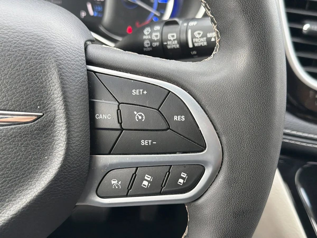 2023 Chrysler Pacifica Plug-In Hybrid Touring L thumbnail 21