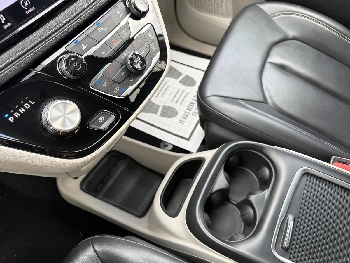 2023 Chrysler Pacifica Plug-In Hybrid Touring L thumbnail 22