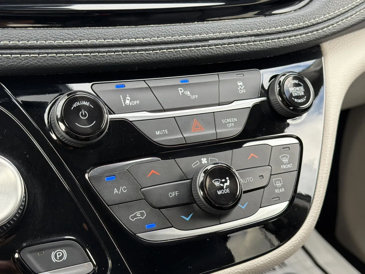 2023 Chrysler Pacifica Plug-In Hybrid Touring L thumbnail 23