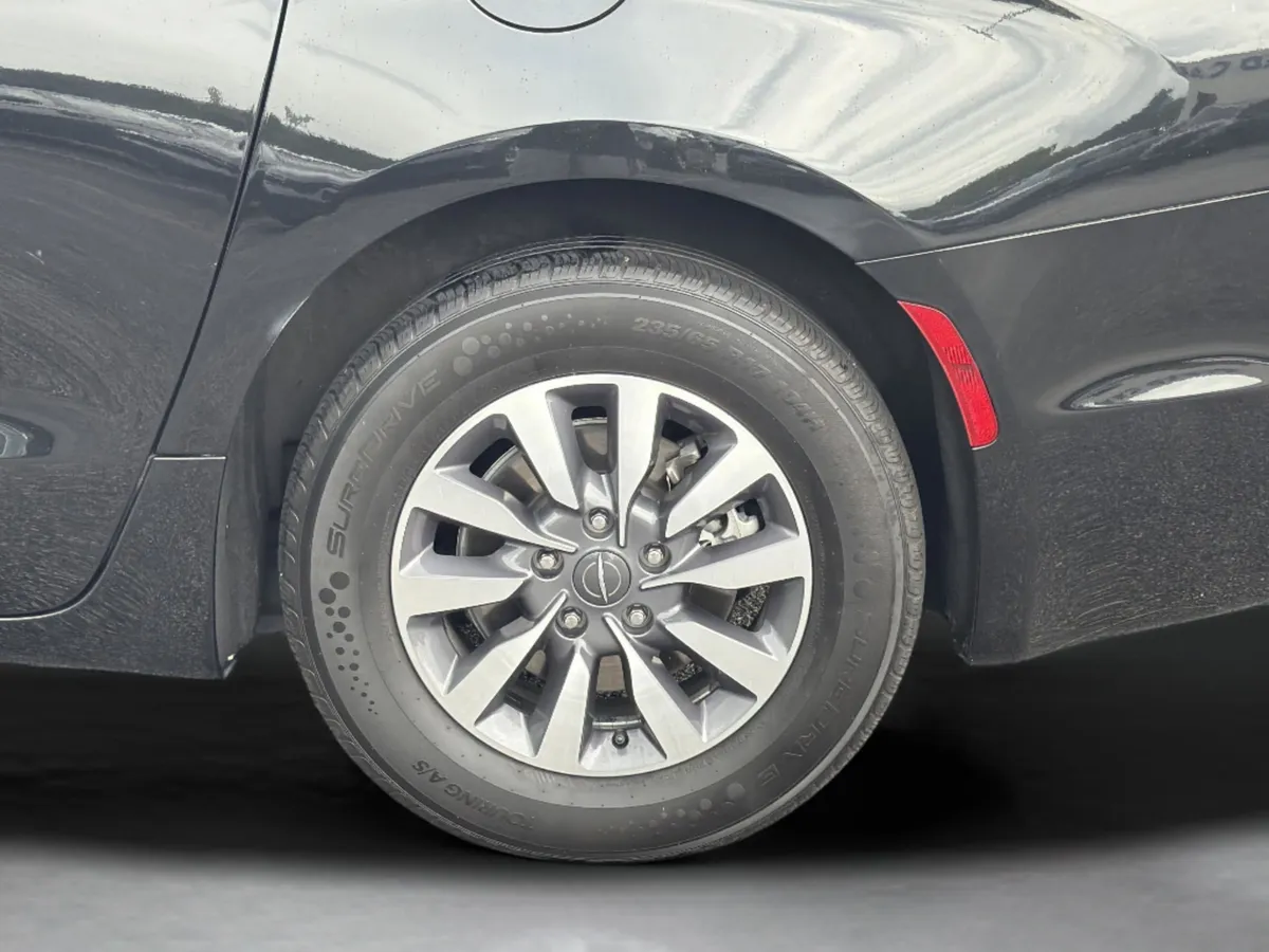 2023 Chrysler Pacifica Plug-In Hybrid Touring L thumbnail 31