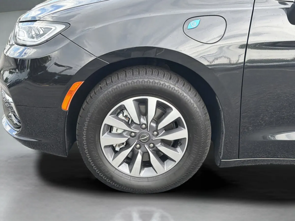 2023 Chrysler Pacifica Plug-In Hybrid Touring L thumbnail 33