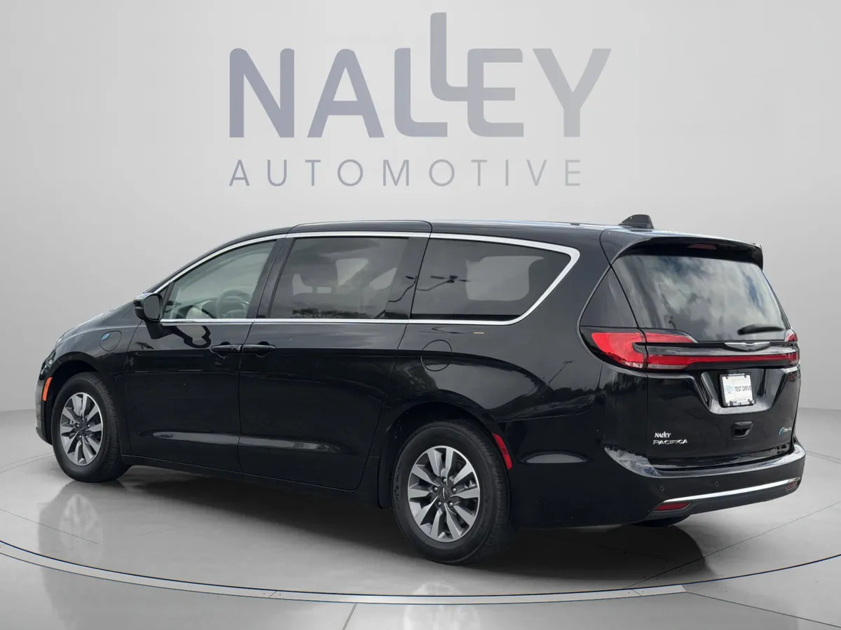 2023 Chrysler Pacifica Plug-In Hybrid Touring L thumbnail 4