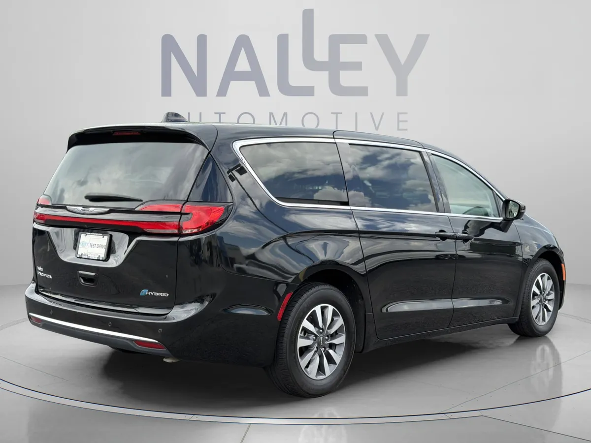 2023 Chrysler Pacifica Plug-In Hybrid Touring L thumbnail 6