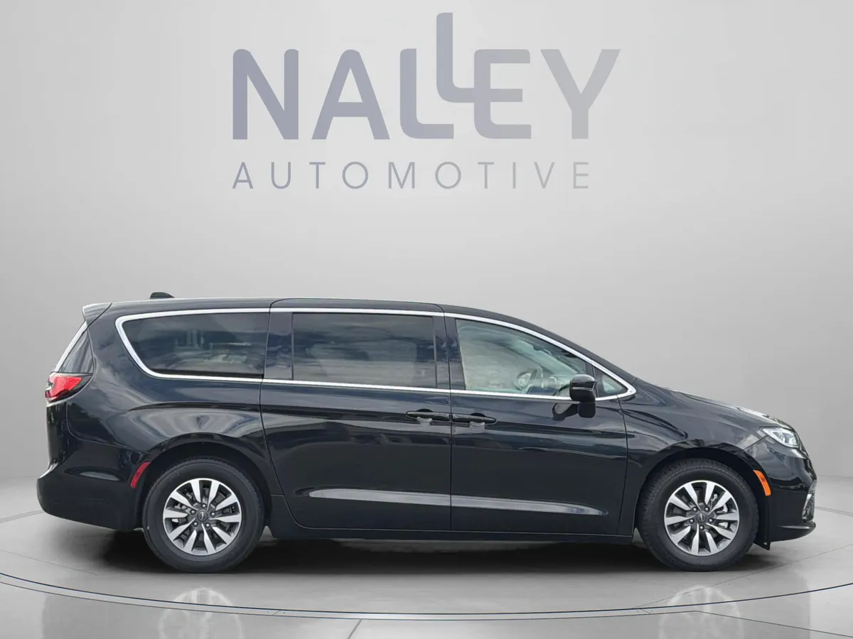 2023 Chrysler Pacifica Plug-In Hybrid Touring L thumbnail 7