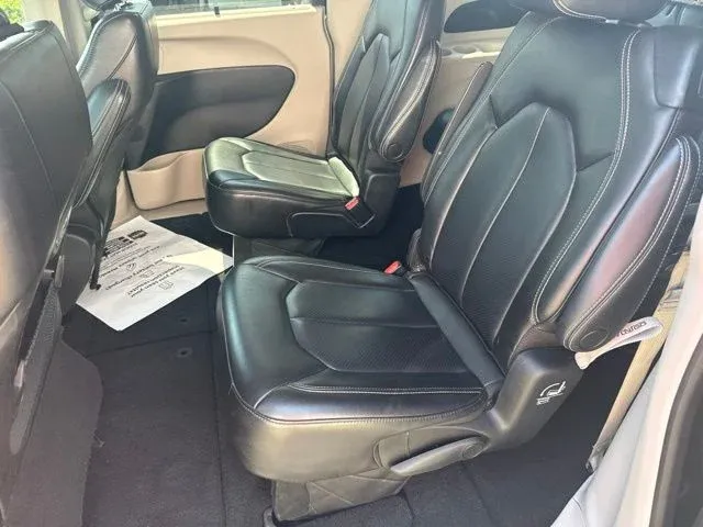 2023 Chrysler Pacifica Touring L thumbnail 16