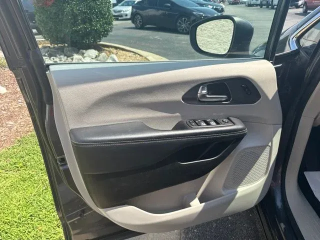 2023 Chrysler Pacifica Touring L thumbnail 22