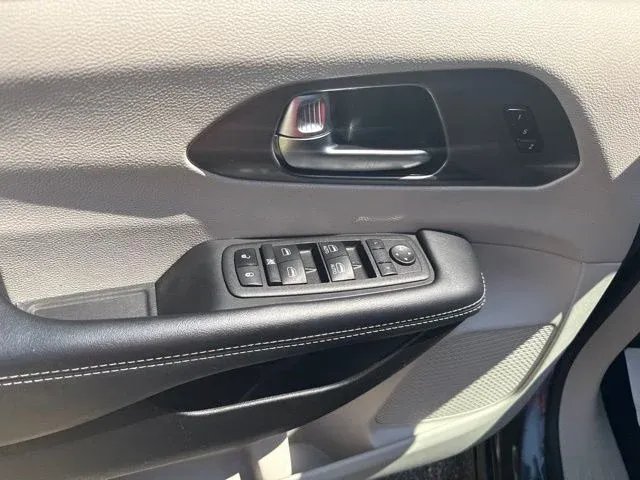 2023 Chrysler Pacifica Touring L thumbnail 23