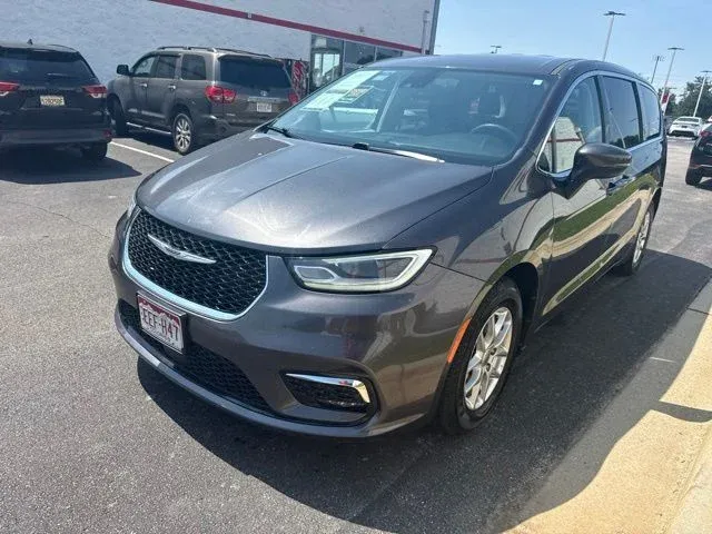 2023 Chrysler Pacifica Touring L thumbnail 3