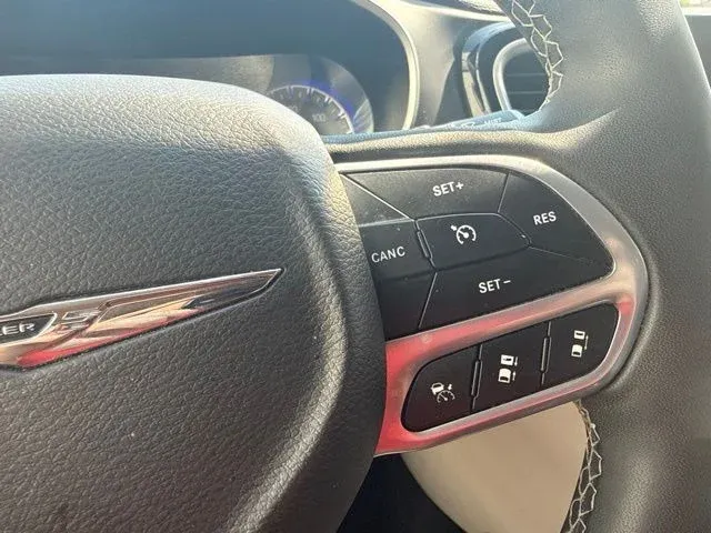 2023 Chrysler Pacifica Touring L thumbnail 32