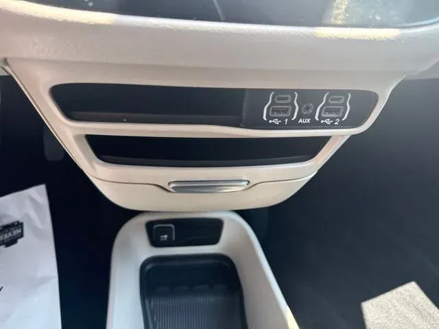 2023 Chrysler Pacifica Touring L thumbnail 38