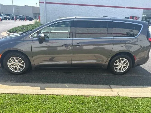 2023 Chrysler Pacifica Touring L thumbnail 4