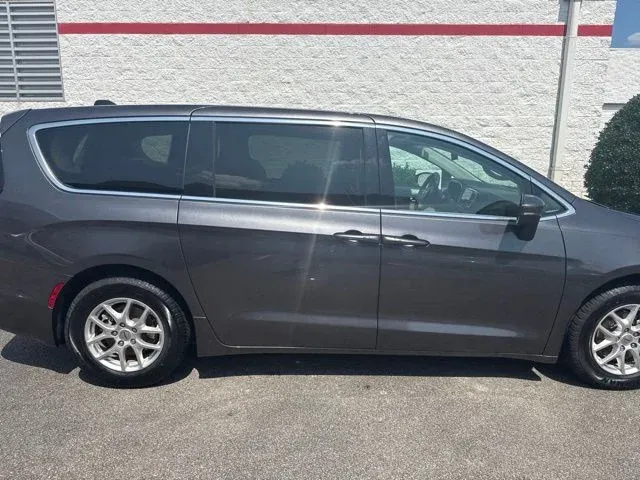 2023 Chrysler Pacifica Touring L thumbnail 8
