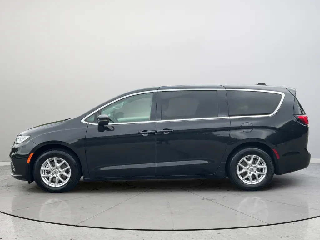 2023 Chrysler Pacifica Touring L thumbnail 10