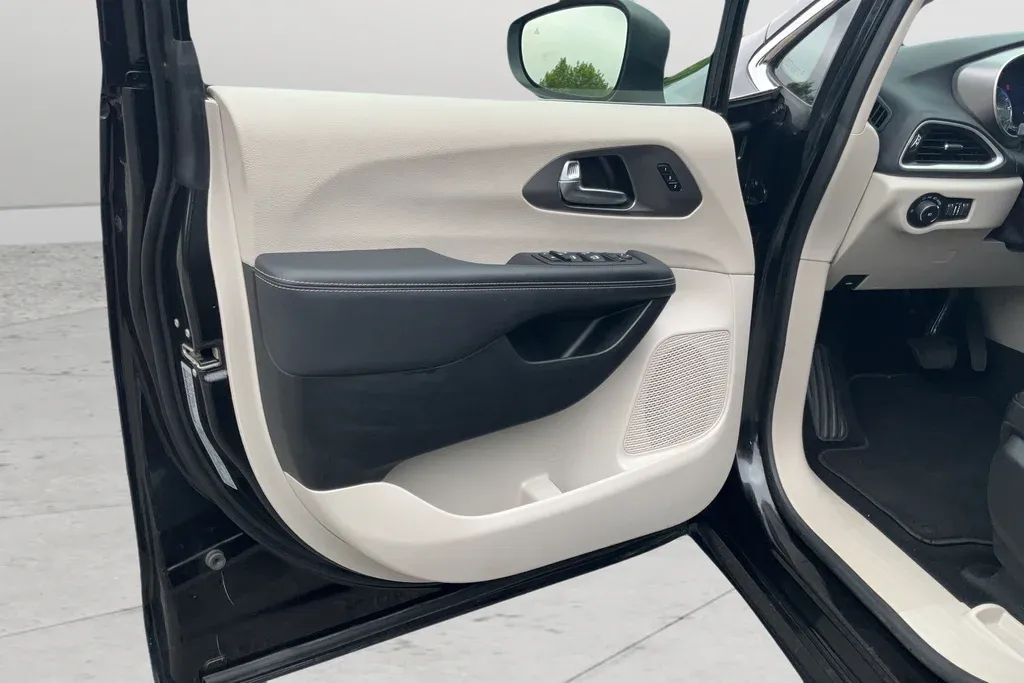 2023 Chrysler Pacifica Touring L thumbnail 11