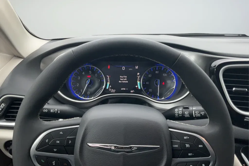 2023 Chrysler Pacifica Touring L thumbnail 14