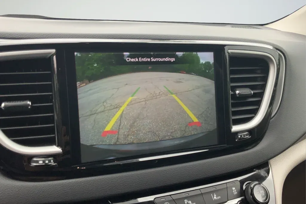2023 Chrysler Pacifica Touring L thumbnail 17