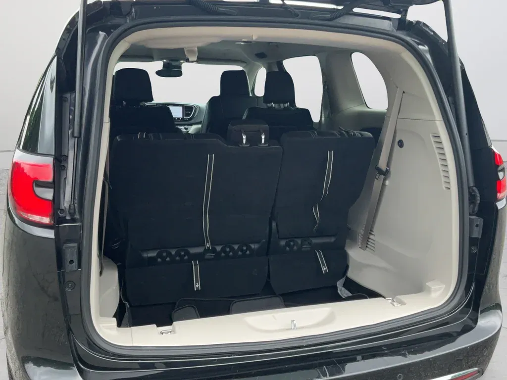 2023 Chrysler Pacifica Touring L thumbnail 19