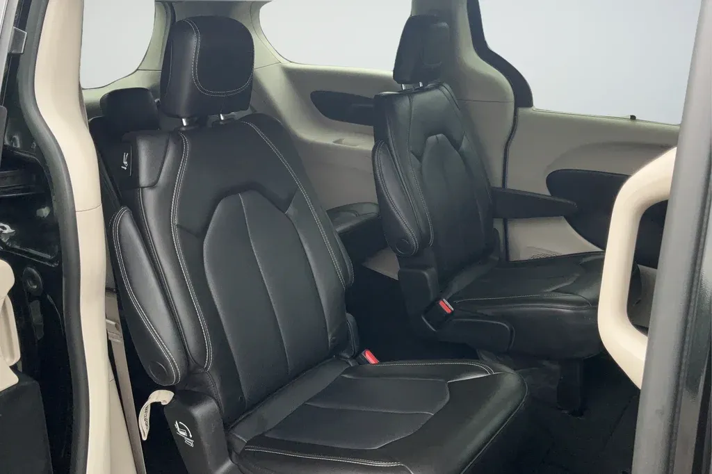 2023 Chrysler Pacifica Touring L thumbnail 21