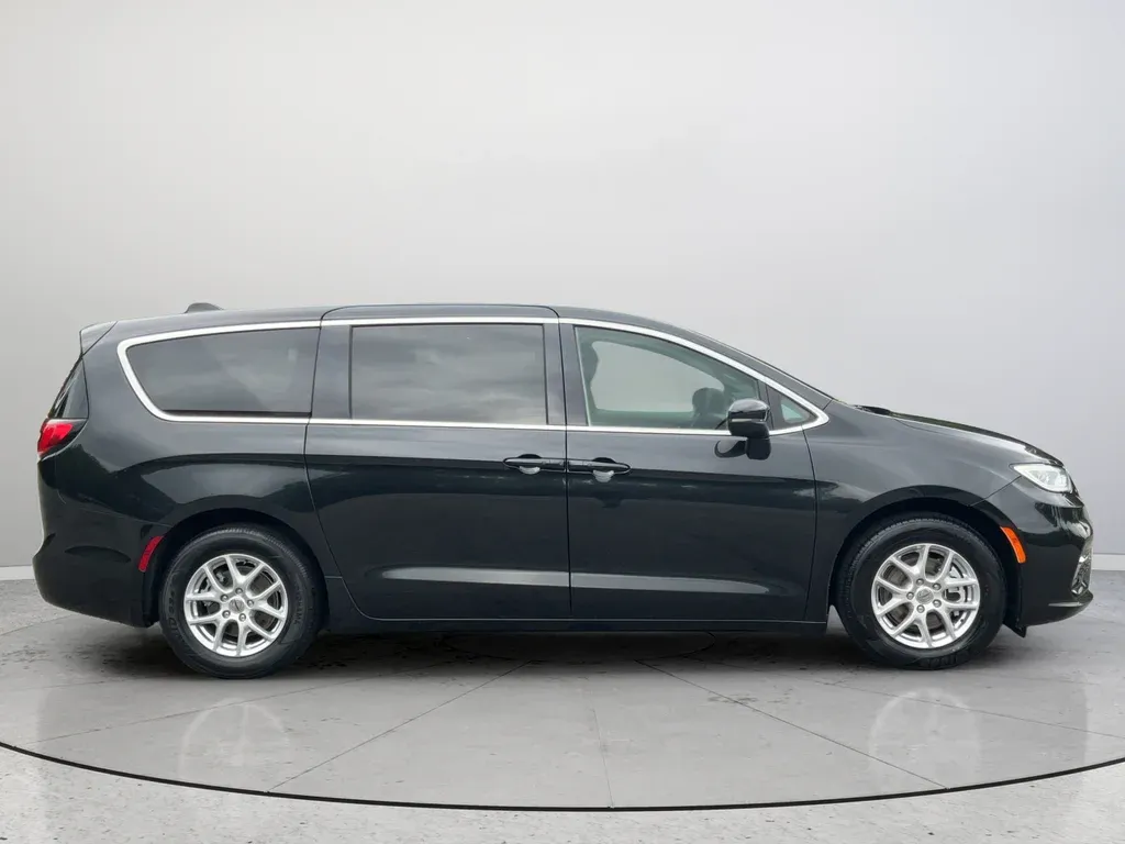 2023 Chrysler Pacifica Touring L thumbnail 6