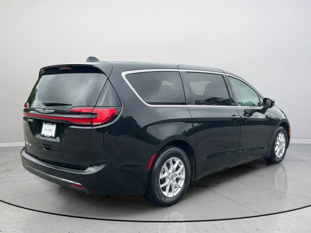 2023 Chrysler Pacifica Touring L thumbnail 7
