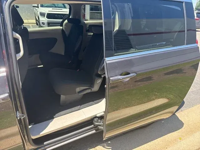 2023 Chrysler Voyager LX thumbnail 15