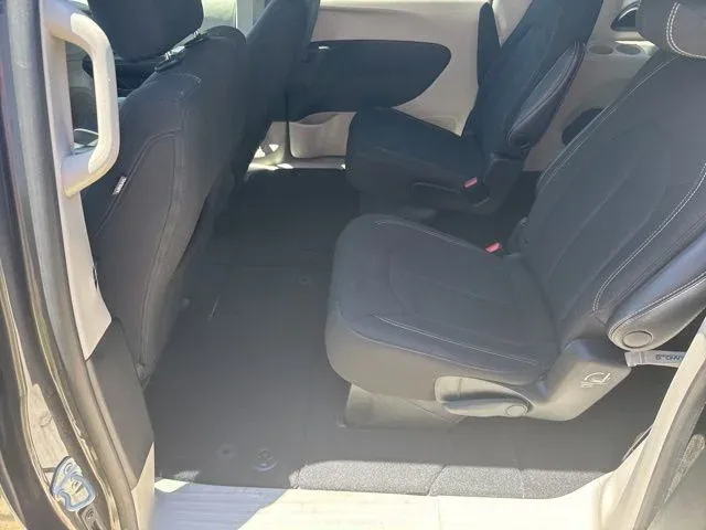 2023 Chrysler Voyager LX thumbnail 16