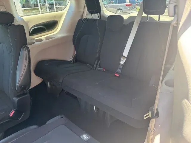 2023 Chrysler Voyager LX thumbnail 17