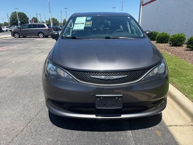 2023 Chrysler Voyager LX thumbnail 2