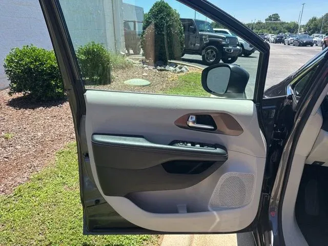 2023 Chrysler Voyager LX thumbnail 21