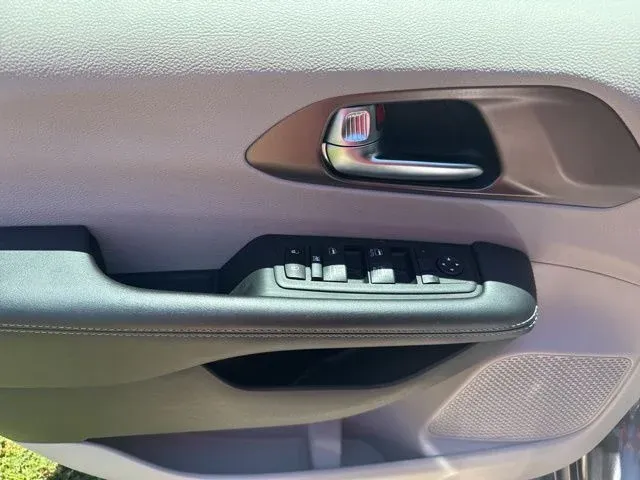2023 Chrysler Voyager LX thumbnail 22