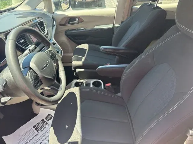 2023 Chrysler Voyager LX thumbnail 24