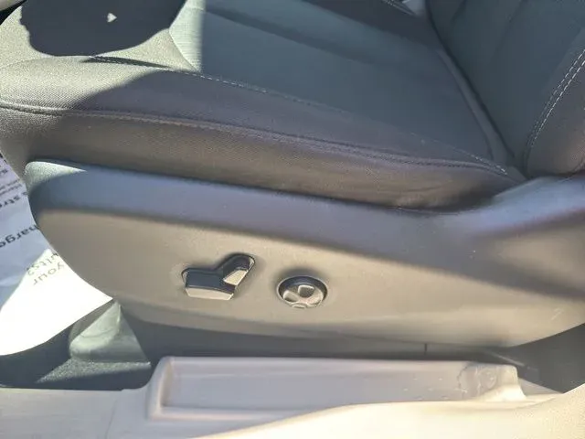 2023 Chrysler Voyager LX thumbnail 25