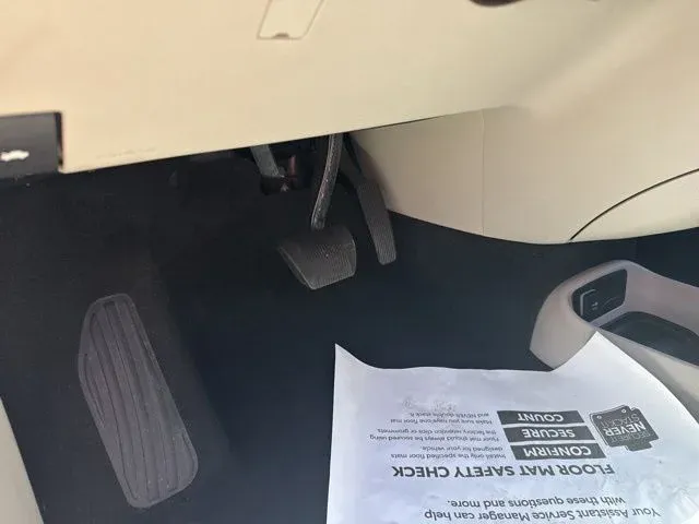 2023 Chrysler Voyager LX thumbnail 26