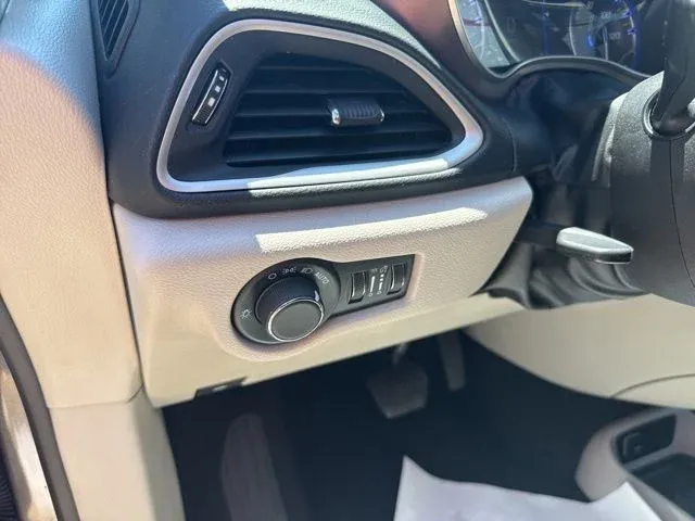 2023 Chrysler Voyager LX thumbnail 28