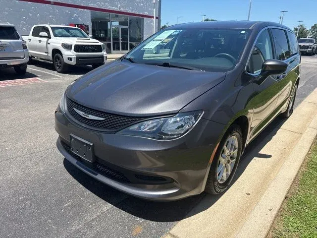 2023 Chrysler Voyager LX thumbnail 3