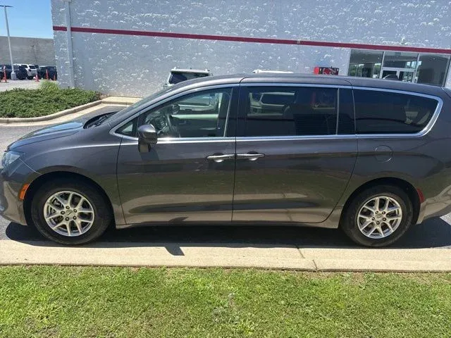 2023 Chrysler Voyager LX thumbnail 4