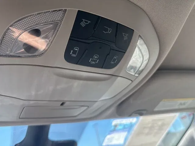 2023 Chrysler Voyager LX thumbnail 40