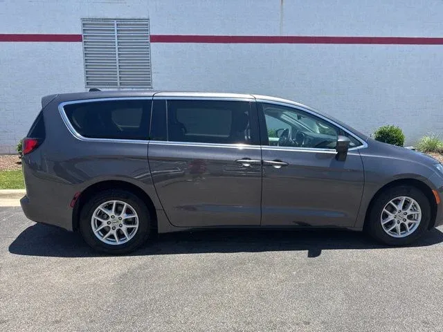 2023 Chrysler Voyager LX thumbnail 8