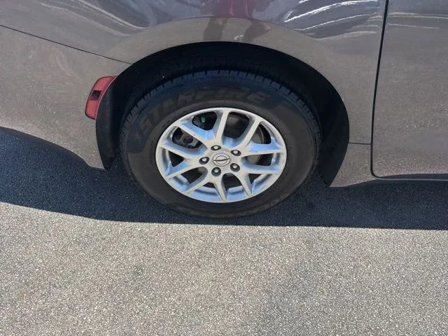 2023 Chrysler Voyager LX thumbnail 9