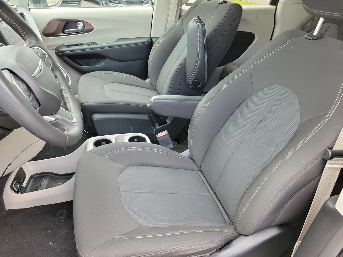 2023 Chrysler Voyager LX thumbnail 10