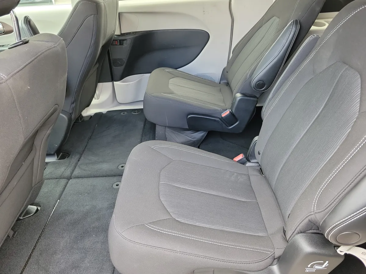 2023 Chrysler Voyager LX thumbnail 12