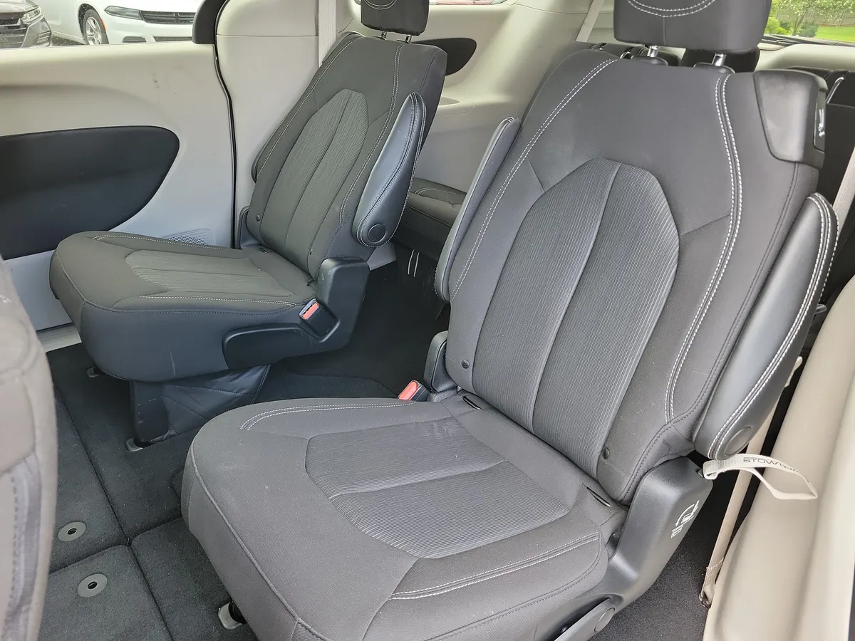 2023 Chrysler Voyager LX thumbnail 13